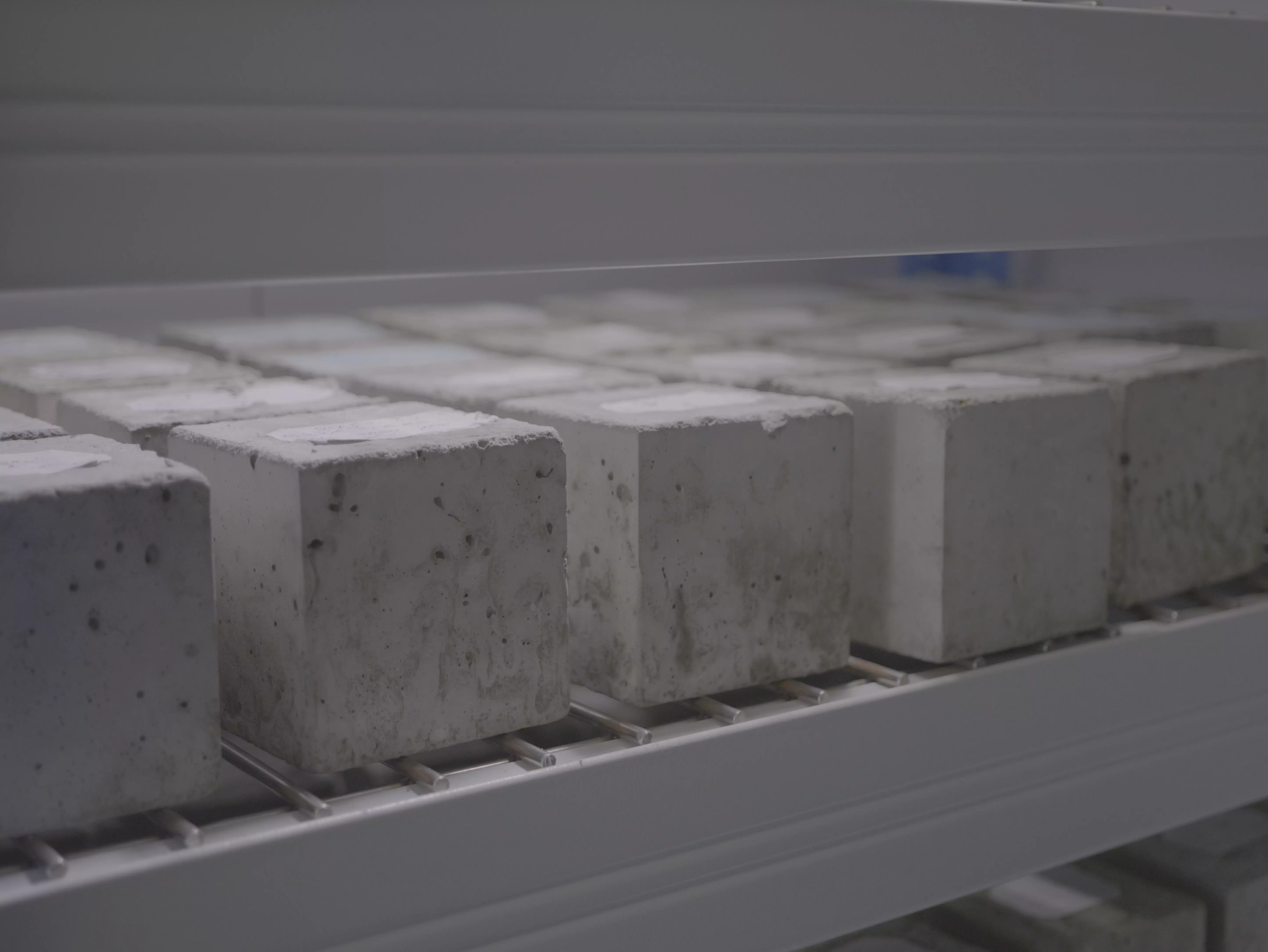 Отбор проб бетонной смеси с изготовлением и хранением образцов в камере нормального твердения